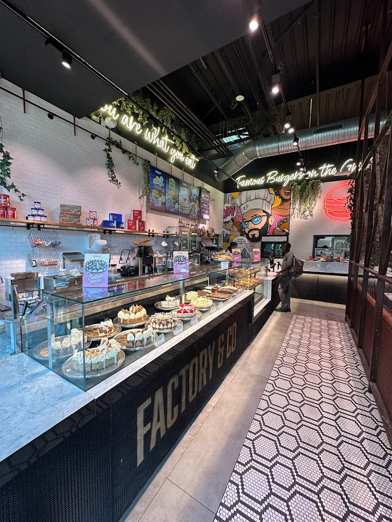 Intérieur du restaurant Factory & Co Plaisir Yvelines - terrasse et ambiance diner