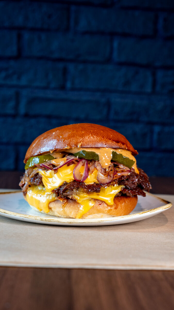 Smash Burgers préparés à la minute au restaurant Factory & Co Plaisir
