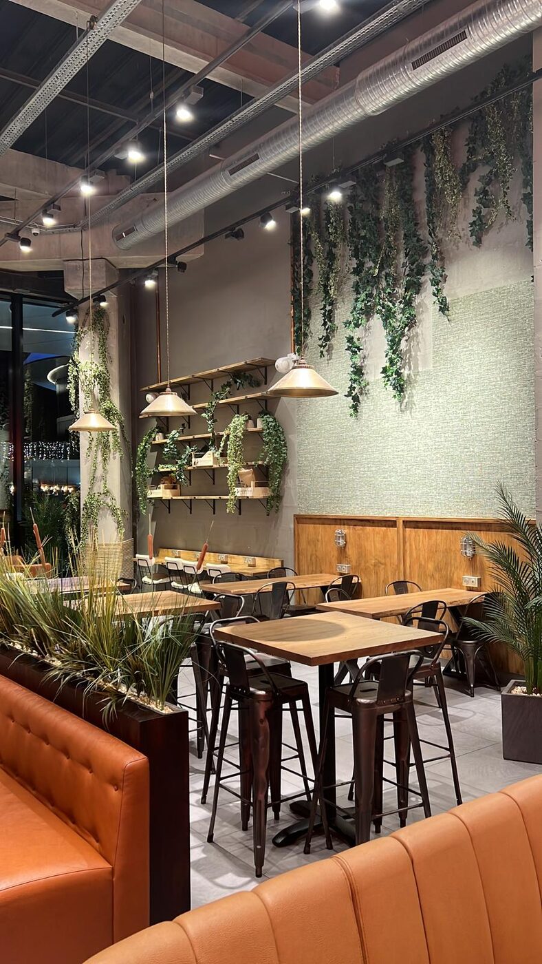 Intérieur du restaurant Factory & Co Plaisir Yvelines - terrasse et ambiance diner